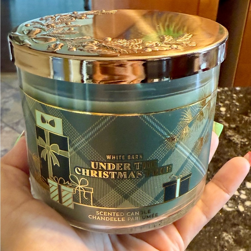 🌲🎄White Barn Under the Christmas Tree Candle - Festive Green and Gold🎄🌲